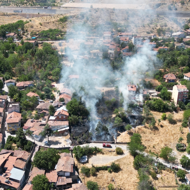 Boş arazideki yangın evlere sıçramadan söndürüldü