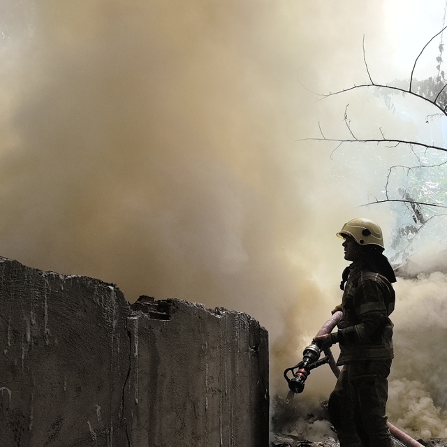 Yıkımına başlanan 6 katlı binanın bahçesinde yangın çıktı