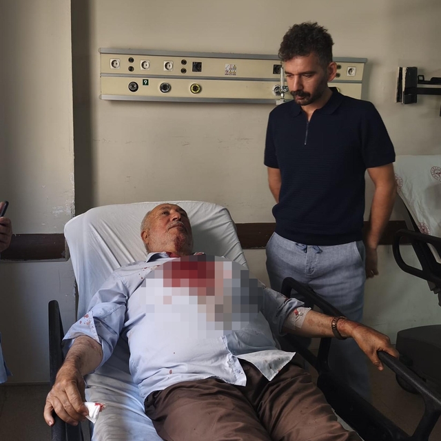 Kavgayı ayırmak isteyen imamı yumrukladı