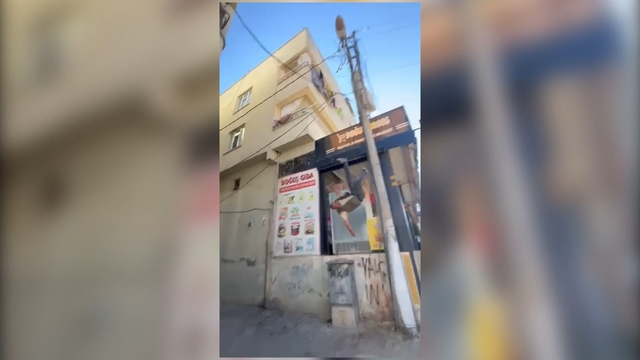 Elektrik akımına kapılıp, direkten düştü: olay kamerada