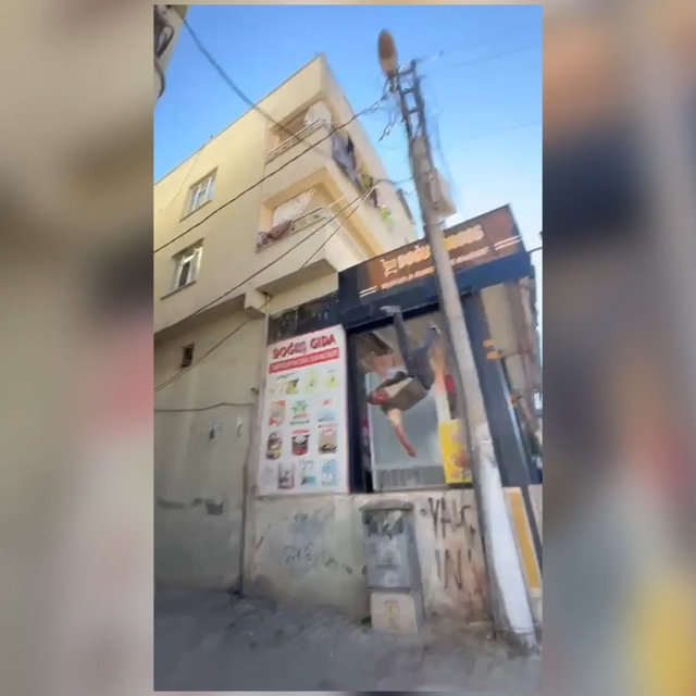 Elektrik akımına kapılıp, direkten düştü: olay kamerada