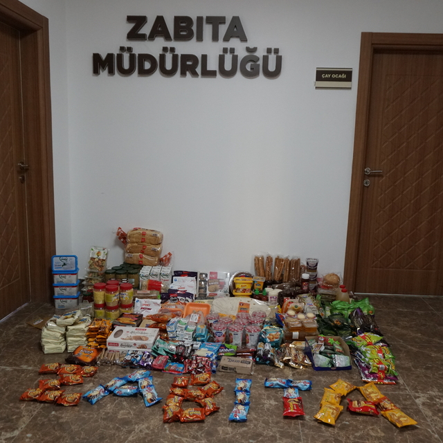 Çorum'da 3 markette ele geçirilen 424 son kullanma tarihi geçmiş ürüne el k...