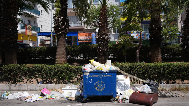 İzmir'de toplanmayan çöpler tepkilere neden oldu