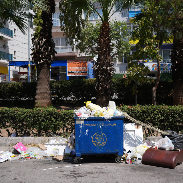 İzmir'de toplanmayan çöpler tepkilere neden oldu