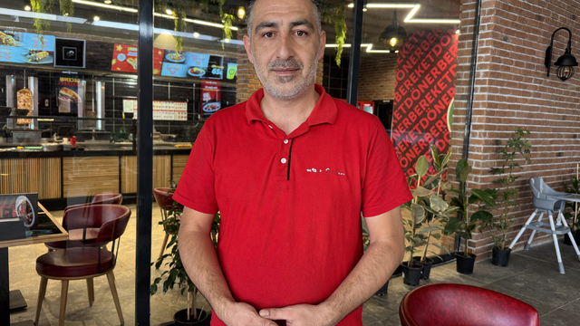 Elazığ'da döner ustası, boğazına ekmek parçası takılan müşterisini Heimlich manevrasıyla kurtardı