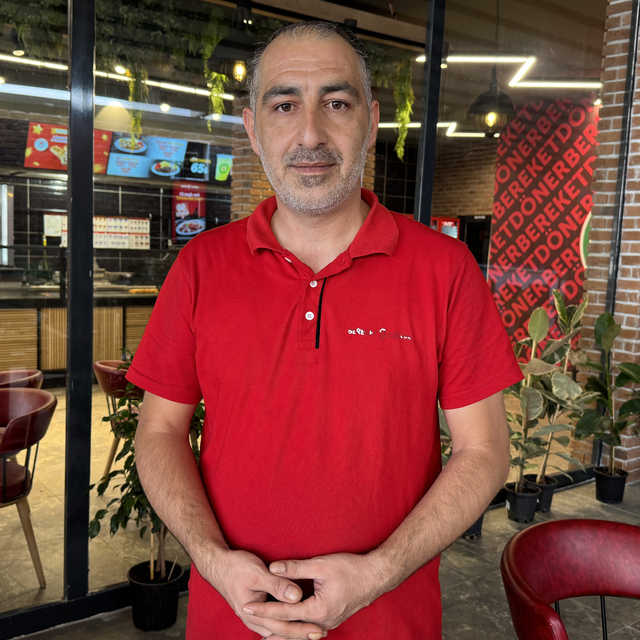 Elazığ'da döner ustası, boğazına ekmek parçası takılan müşterisini Heimlich...