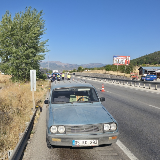 Amasya'da arızalanan otomobilini kontrol ederken tır çarpan kişi öldü