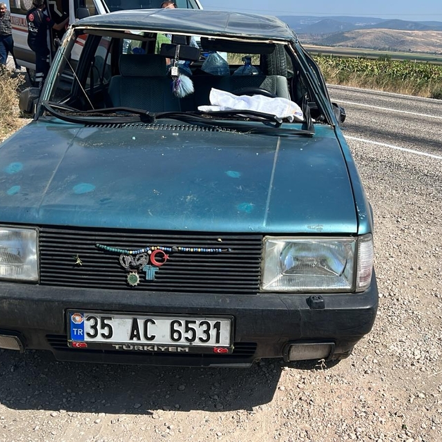 Amasya'da devrilen otomobildeki 3 kişi yaralandı