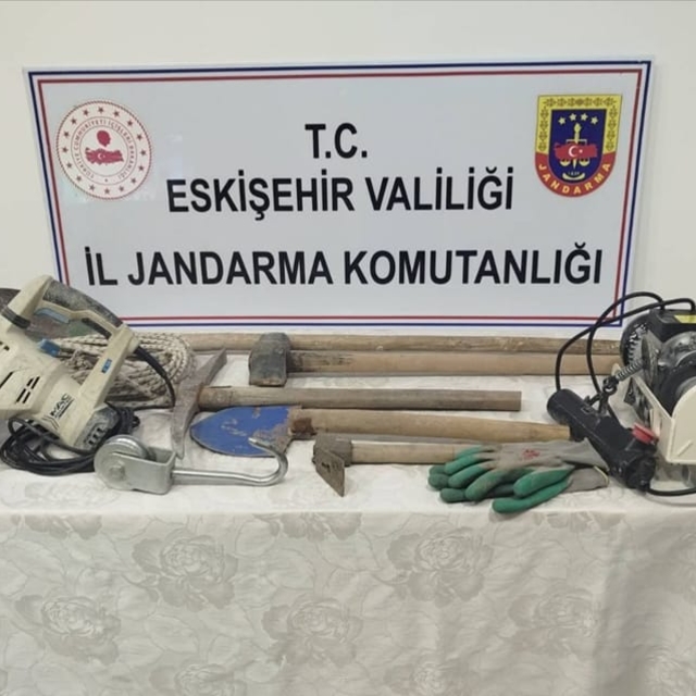 Eskişehir'de babasına ait evin bahçesinde izinsiz kazı yaptığı öne sürülen...