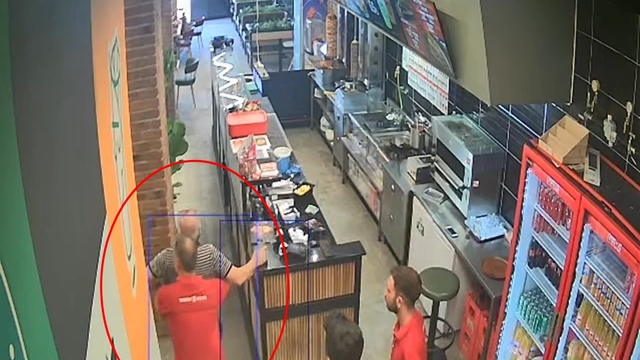 Döner ustası, boğazına yiyecek kaçan müşterisini Heimlich manevrasıyla kurtardı