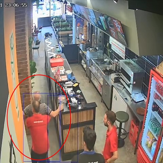 Döner ustası, boğazına yiyecek kaçan müşterisini Heimlich manevrasıyla kurt...