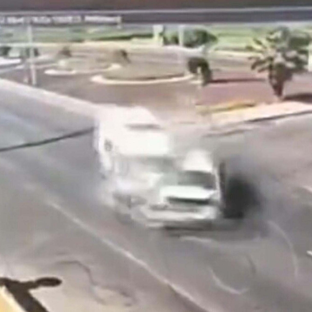 Ambulansla otomobilin çarpıştığı ölümlü kaza kamerada