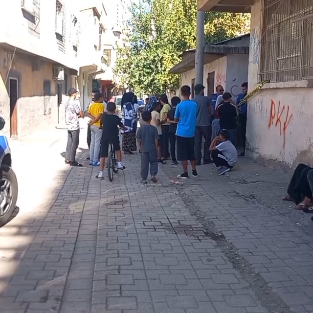 Sokakta yürüyen baba ve 8 yaşındaki kızı, silahlı saldırıda yaralandı