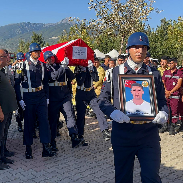 Orman yangınına giden arazöz uçuruma yuvarlandı; 1 şehit, 5 yaralı (4)