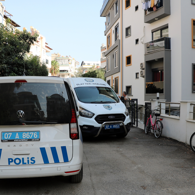 Emlakçıyı arayıp 'Arkadaşımı öldürdüm' dedi; eve giren polis cesetle karşıl...