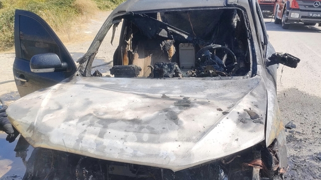 Samsun'da alev alan otomobil kullanılamaz hale geldi
