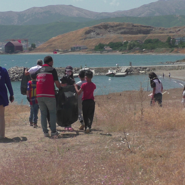 Bitlis'te çocuklar Van Gölü sahilini temizledi