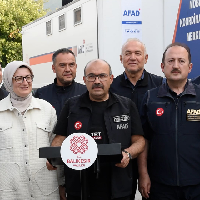 Balıkesir Valisi Ustaoğlu ile AFAD Başkanı Pehlivan, Sındırgı depremiyle il...