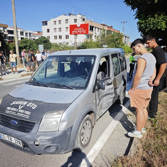 Samsun'da hafif ticari araç ile motosikletin çarpışması sonucu 2 kişi yaral...