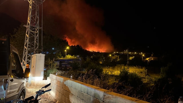 Hatay'da orman yangını; 1 mahalle tahliye edildi (2)