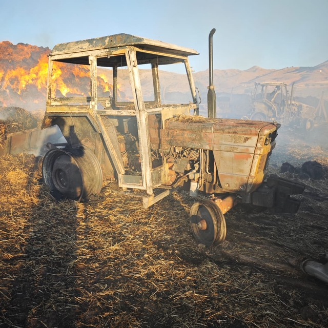 Sivas'ta çıkan yangında 4 traktör ve 5 römork kullanılamaz hale geldi