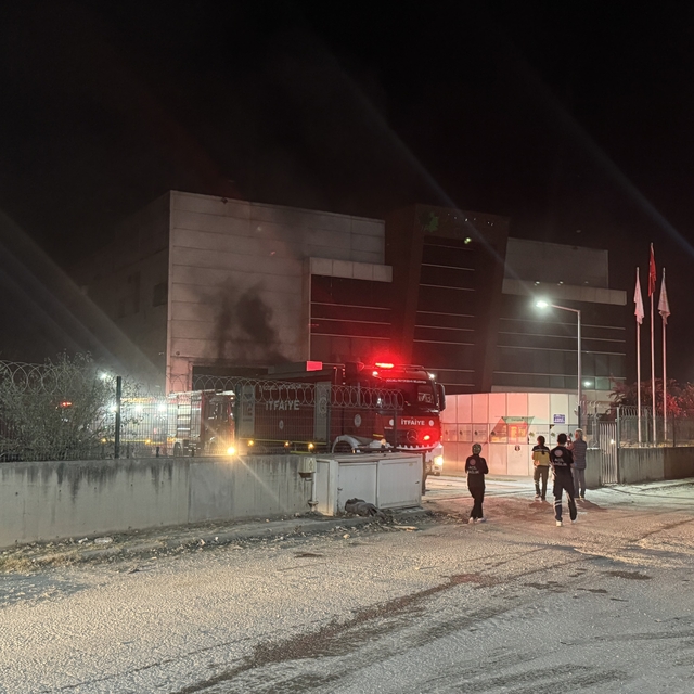 Kocaeli'de geri dönüşüm fabrikasında çıkan yangın söndürüldü
