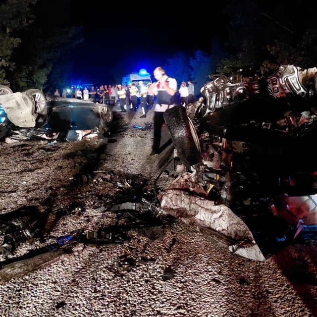 Çanakkale'de iki otomobilin çarpıştığı kazada 6 kişi hayatını kaybetti