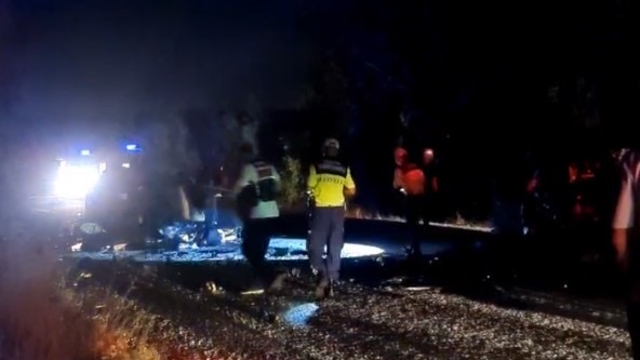 Çanakkale'de iki otomobil çarpıştı: 6 ölü (1)