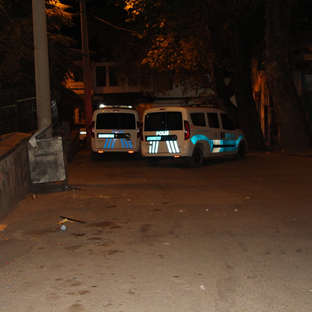 Ankara'da zabıta memurlarına seyyar satıcılardan bıçaklı saldırı; 2 yaralı,...