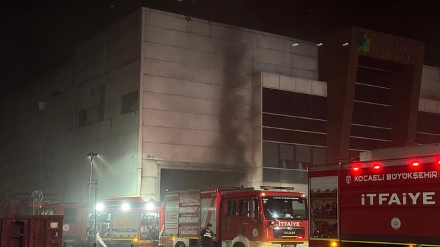 Kocaeli'de geri dönüşüm fabrikasında çıkan yangın söndürüldü