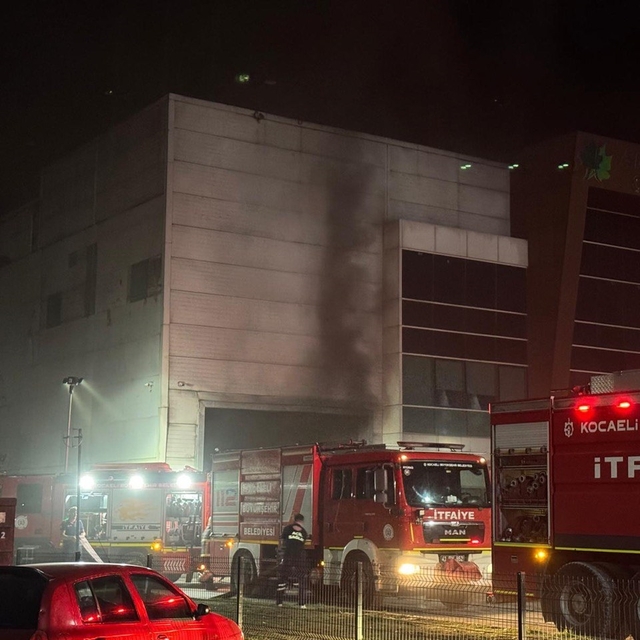Kocaeli'de geri dönüşüm fabrikasında çıkan yangın söndürüldü