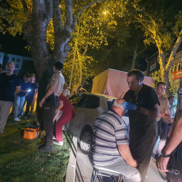 Bursa'da trafikte yavaşlayan kamyonete çarpan otomobil sürücüsü yaralandı