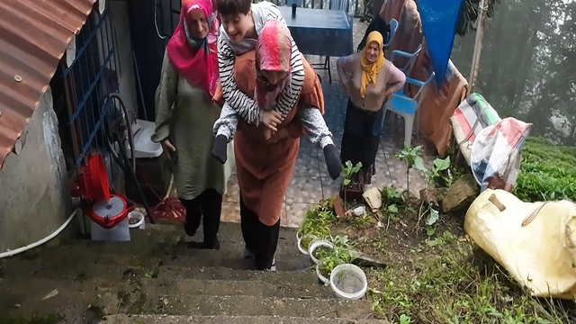 Down sendromlu Zümra'yı sırtında taşıyan annesi ve teyzesinden yol isteği