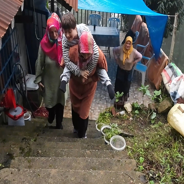 Down sendromlu Zümra'yı sırtında taşıyan annesi ve teyzesinden yol isteği