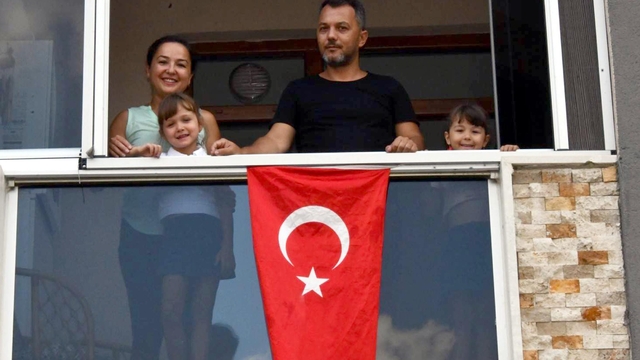Konteynerden çıkardıkları bayrağı temizleyip evlerinin balkonuna astılar