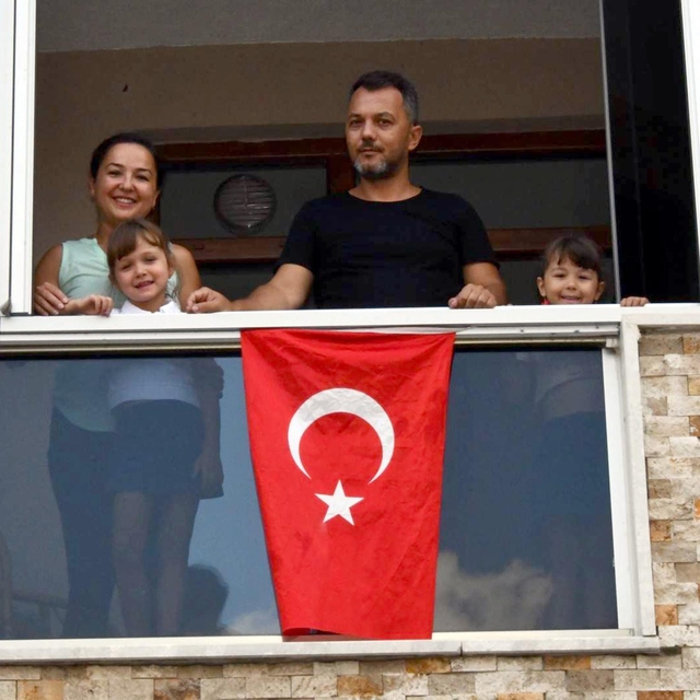 Konteynerden çıkardıkları bayrağı temizleyip evlerinin balkonuna astılar