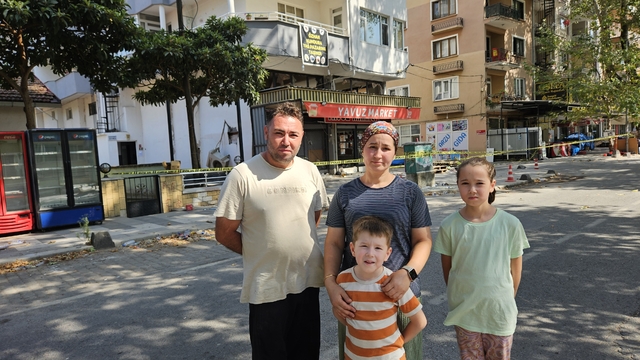 Balıkesir Sındırgı'daki depreme marketinde ailesiyle yakalanan esnaf yaşadıkları korku dolu anları anlattı