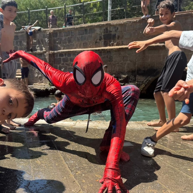 Türkiye'yi gezen 'Örümcek Adam', Diyarbakır'daki Anzele suyunda çocuklar il...
