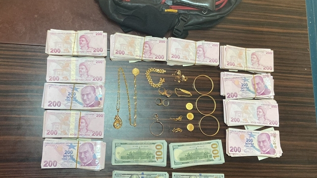 Adana'da dolandırılan çift, para ve altınlarına polis sayesinde kavuştu