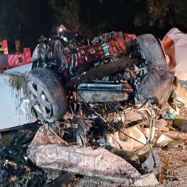 Çanakkale'de iki otomobilin çarpıştığı kazada ölen 6 kişinin kimlikleri bel...