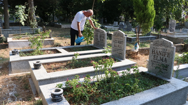 Marmara Depremi'nde kaybettiği eşi ve 3 çocuğunun acısını 26 yıldır yüreğinde taşıyor