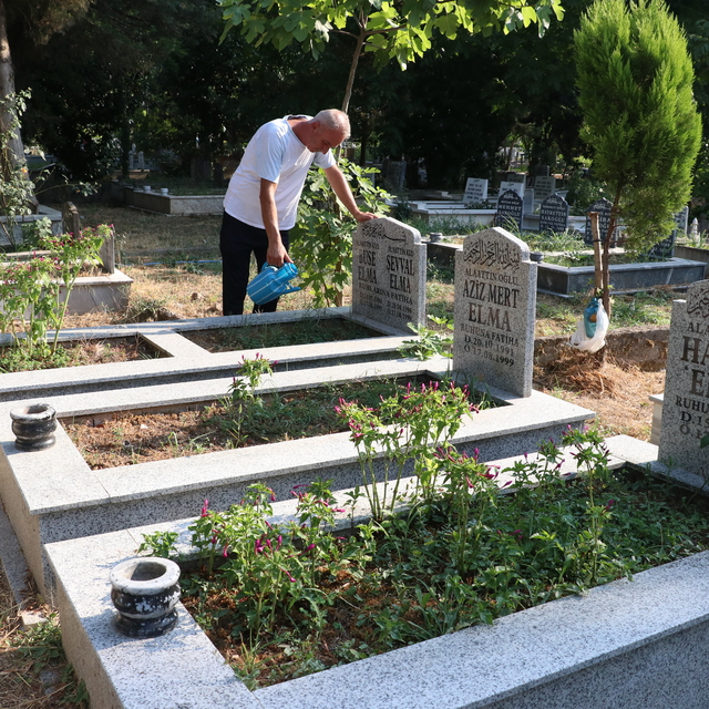 Marmara Depremi'nde kaybettiği eşi ve 3 çocuğunun acısını 26 yıldır yüreğin...
