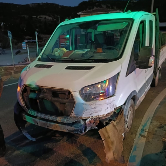 Karabük'te kamyonetle otomobilin çarpıştığı kazada 2 kişi yaralandı