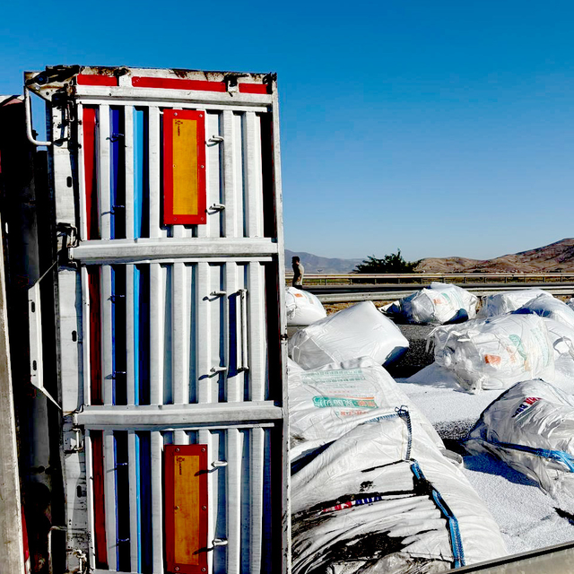 Devrilen TIR'ın şoförü yaralandı, yolda uzun araç kuyruğu oluştu