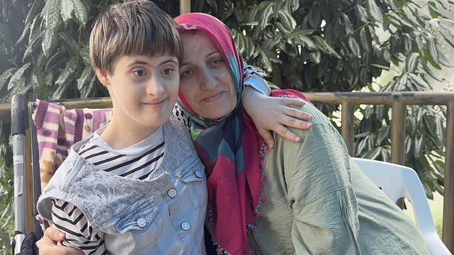 Down sendromlu kızını patika yolu kullanarak evlerine götürüyor