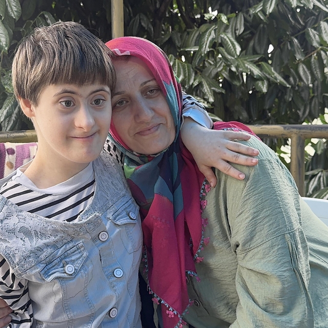 Down sendromlu kızını patika yolu kullanarak evlerine götürüyor