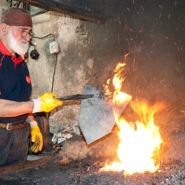 Mücahit usta demire şekil vermek için 70 yıldır çekiç sallıyor