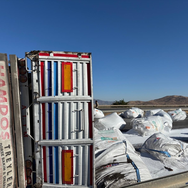 Nurdağı ilçesinde devrilen tırını sürücüsü yaralandı