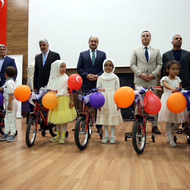 Şanlıurfa'da Kur'an kursunu bitiren 700 öğrenciye bisiklet hediye edildi