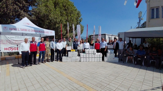 Samandağ'da üreticilere zirai ilaç, tuzak ve sera örtüsü dağıtıldı
